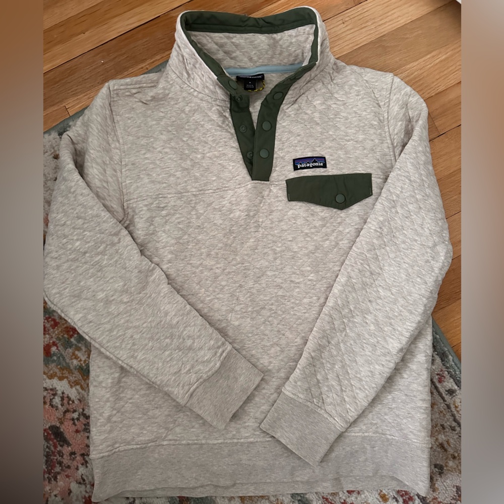 Women’s Patagonia quilted pullover, size S.
